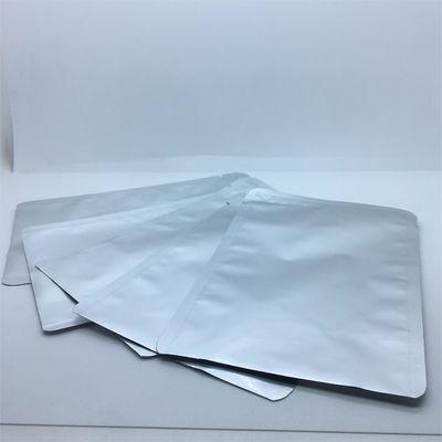 식품용 포일로 배열된 샌드위치 봉지