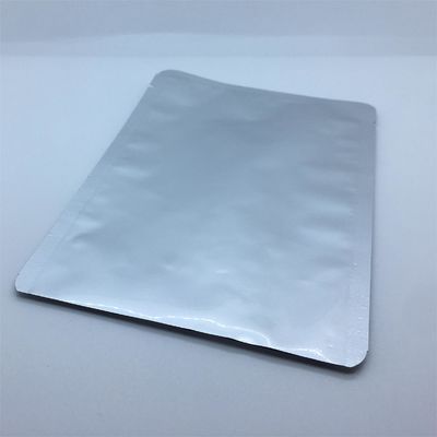 식품용 포일로 배열된 샌드위치 봉지